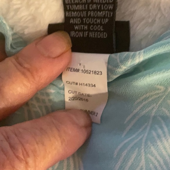 Torrid shear top size 1 think it’s like a 1X - Picture 6 of 11